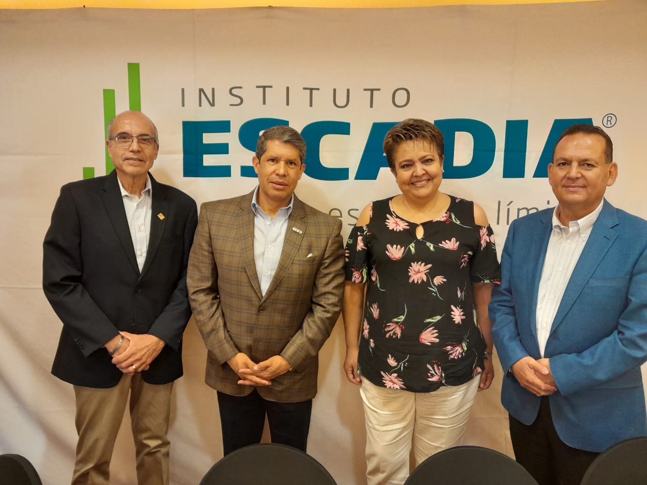 Firma convenio con Instituto Escadia